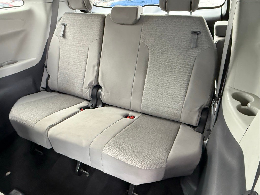 2022 Toyota Sienna LE 8 Passenger - CLEAN CARFAX