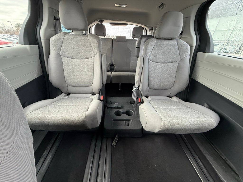 2022 Toyota Sienna LE 8 Passenger - CLEAN CARFAX