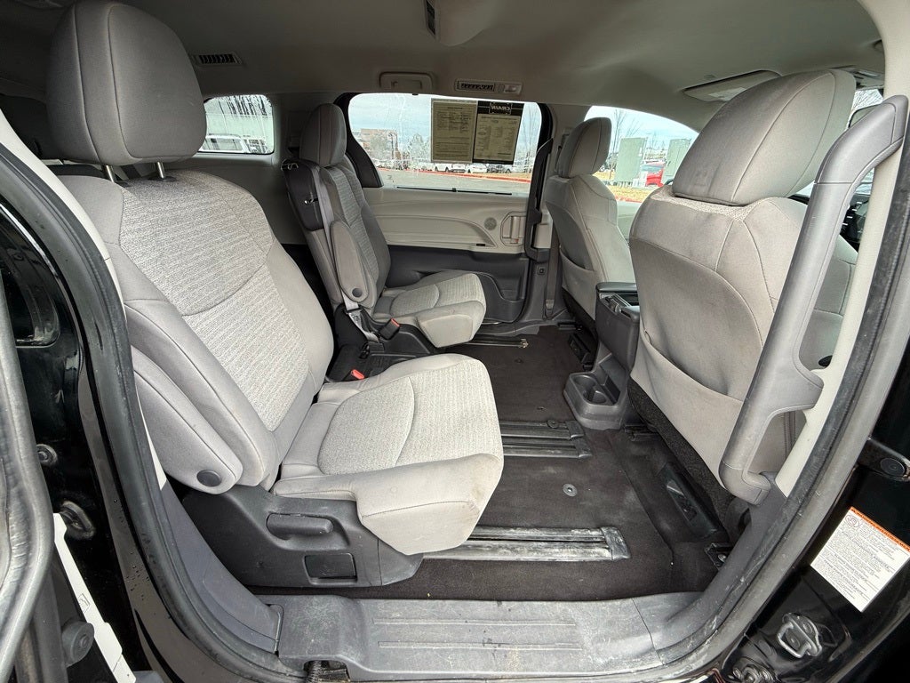 2022 Toyota Sienna LE 8 Passenger - CLEAN CARFAX