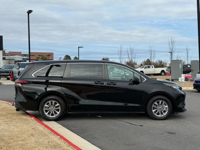 2022 Toyota Sienna LE 8 Passenger - CLEAN CARFAX