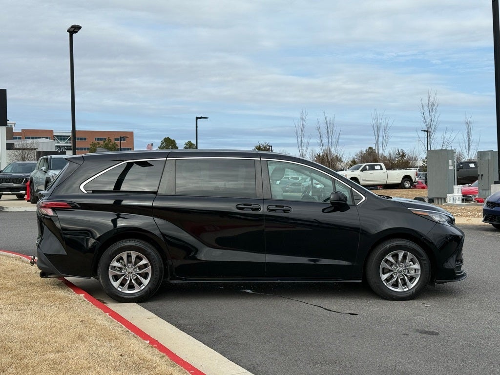 2022 Toyota Sienna LE 8 Passenger - CLEAN CARFAX