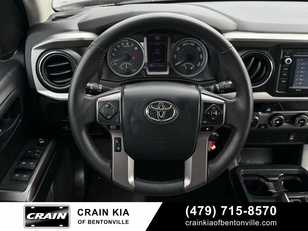 2017 Toyota Tacoma SR5 V6 - 4WD / CARFAX ONE OWNER