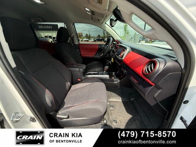 2021 Toyota Tacoma SR5 V6 - 4WD / CLEAN CARFAX / LIFTED!