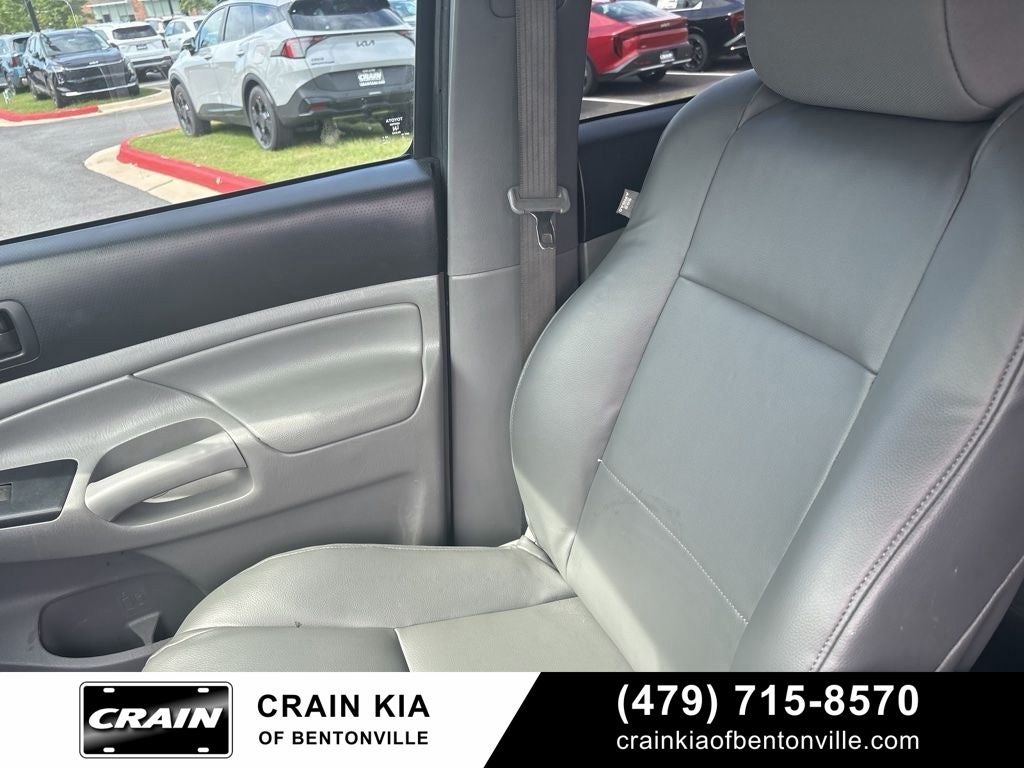 2014 Toyota Tacoma Base V6 - 4WD / CLEAN CARFAX HISTORY