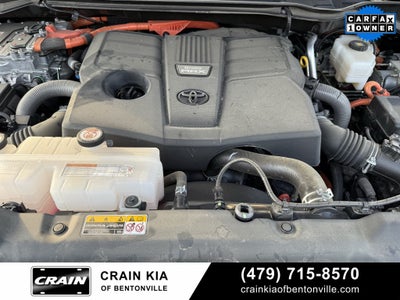 2025 Toyota Sequoia SR5 - 4WD / SUNROOF / CARFAX ONE OWNER