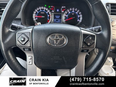 2017 Toyota 4Runner SR5 - 4WD / LIFTED!