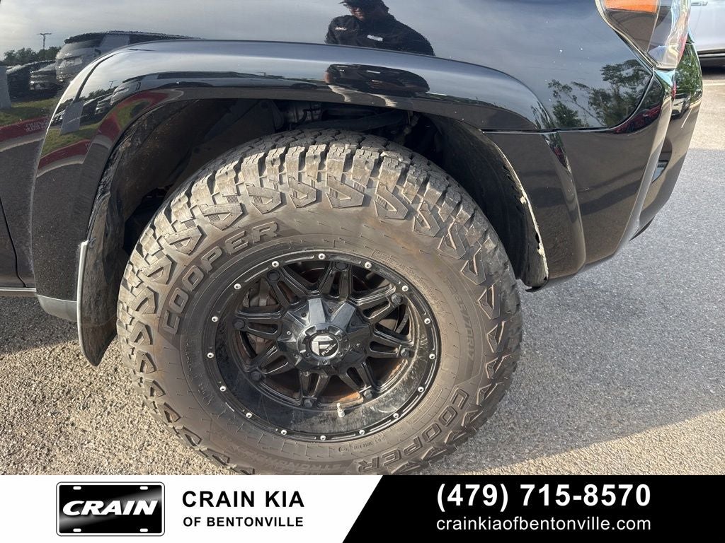 2017 Toyota 4Runner SR5 - 4WD / LIFTED!