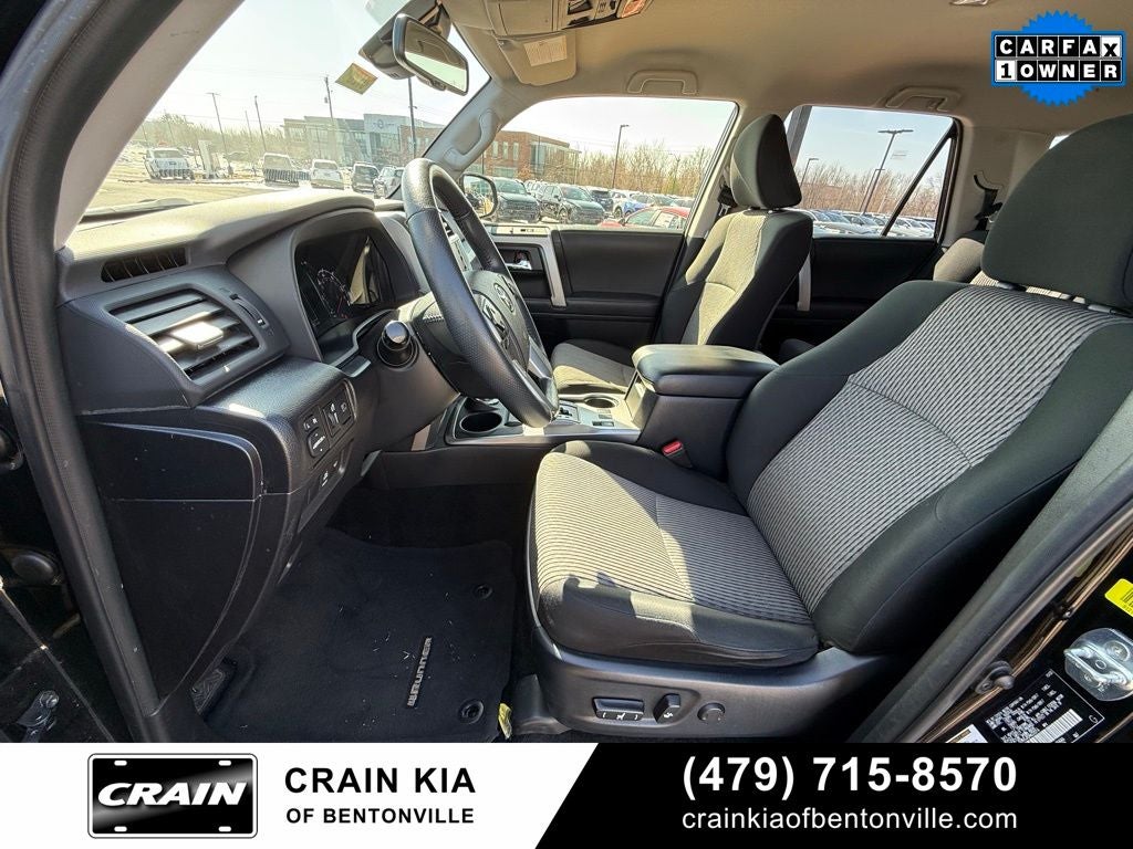 2024 Toyota 4Runner SR5 - 4WD / CLEAN CARFAX / ONE OWNER