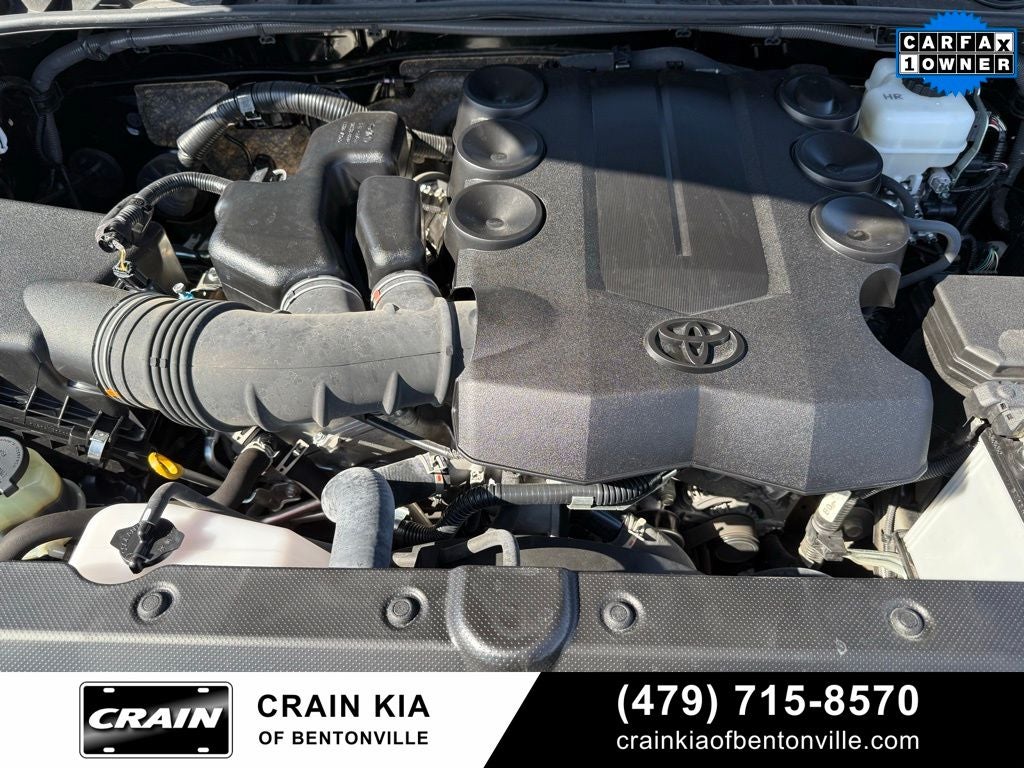 2024 Toyota 4Runner SR5 - 4WD / CLEAN CARFAX / ONE OWNER