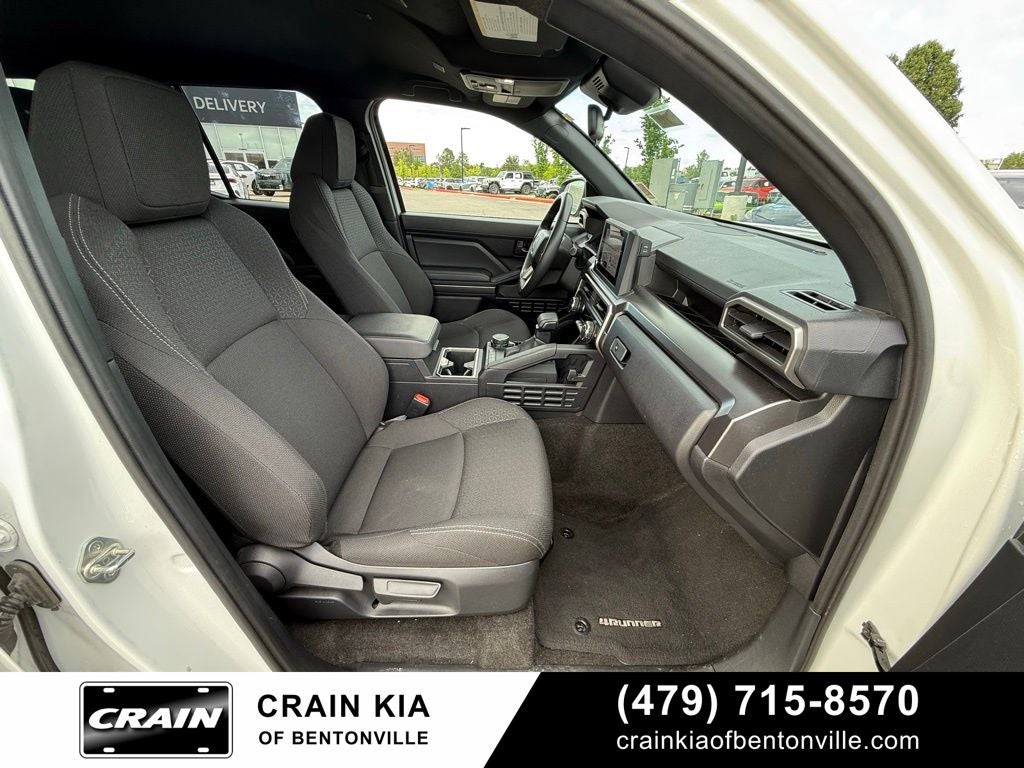 2025 Toyota 4Runner SR5 - 4WD / CLEAN CARFAX / ONE OWNER