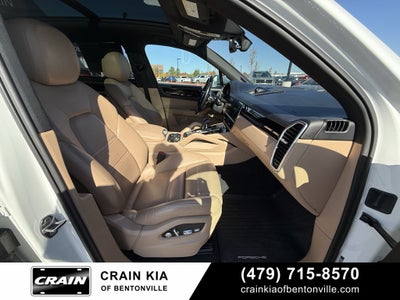 2019 Porsche Cayenne Base - AWD / PANORAMIC SUNROOF / CLEAN CARFAX