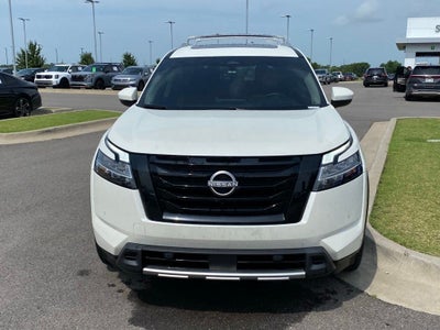 2024 Nissan Pathfinder Platinum 4X4 / HEATED AND COOLED SEATS / LOADED