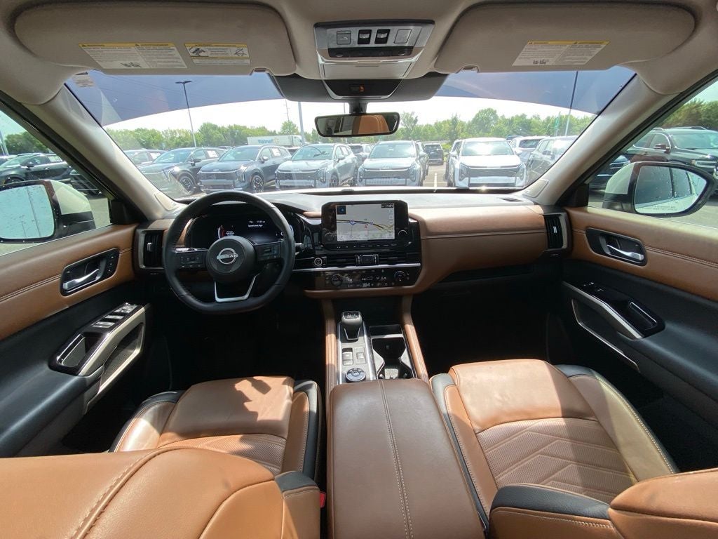 2024 Nissan Pathfinder Platinum 4X4 / HEATED AND COOLED SEATS / LOADED