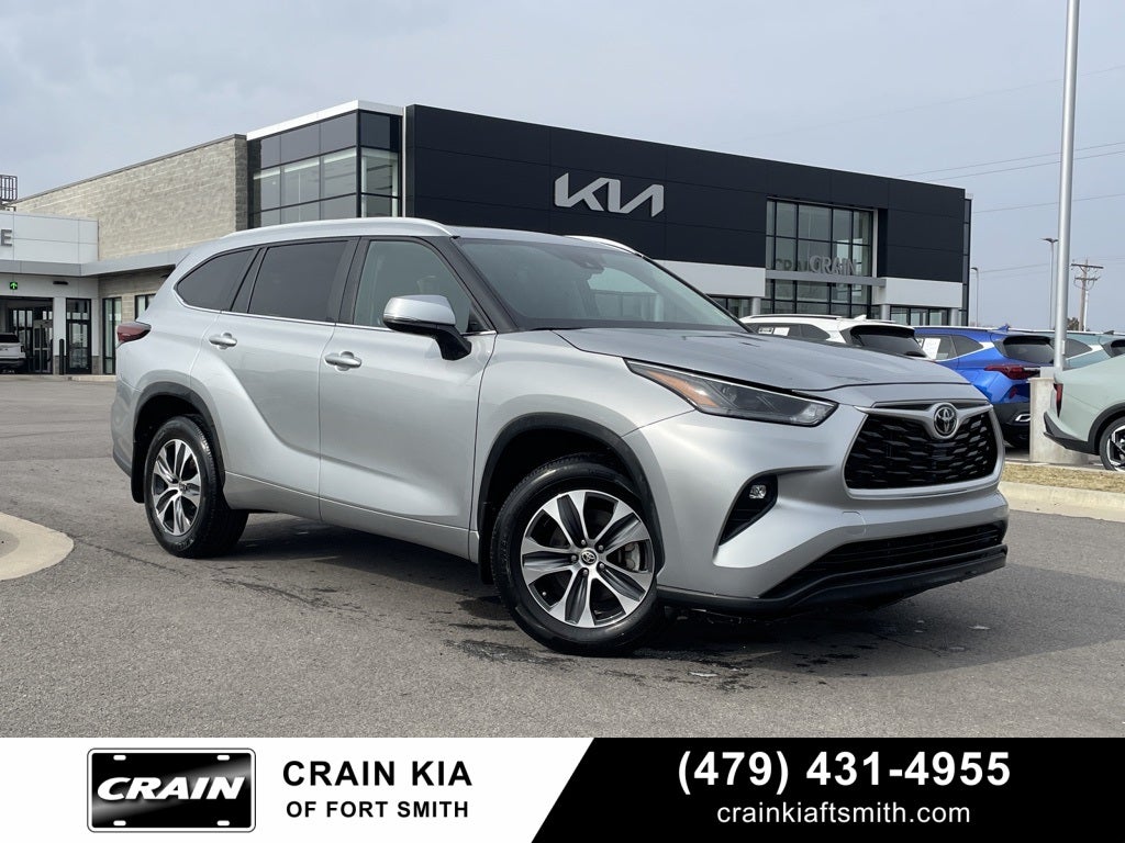 2024 Toyota Highlander LE SUNROOF / CAPT CHAIRS / 3RD ROW