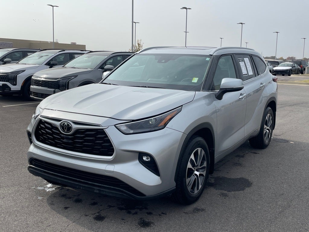 2024 Toyota Highlander LE SUNROOF / CAPT CHAIRS / 3RD ROW