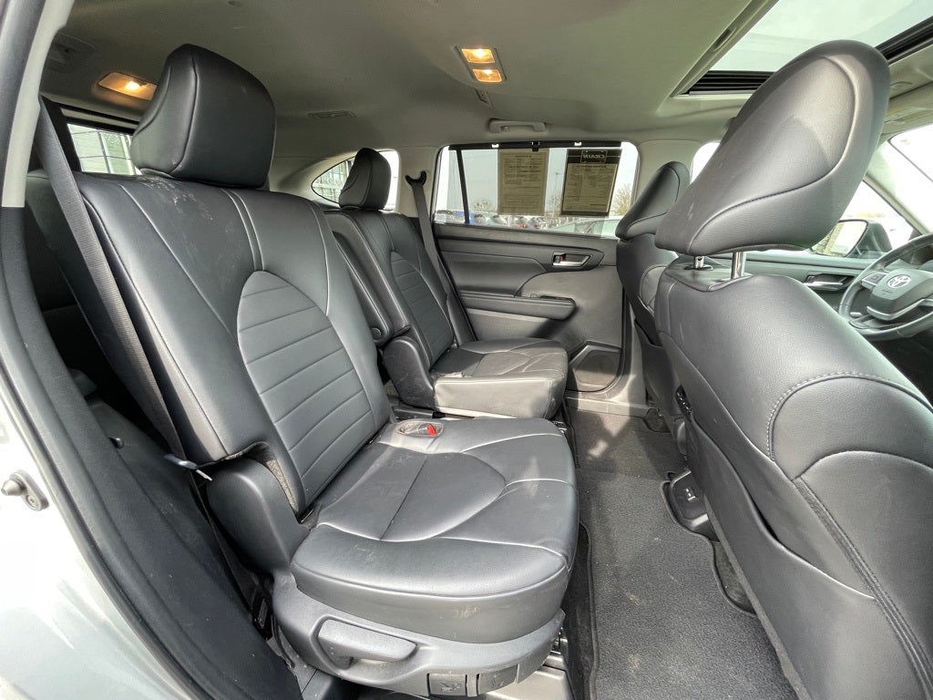 2024 Toyota Highlander LE SUNROOF / CAPT CHAIRS / 3RD ROW