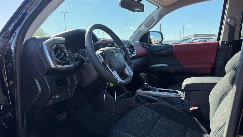 2017 Toyota Tacoma SR5 / 4X4 / ONE OWNER V6