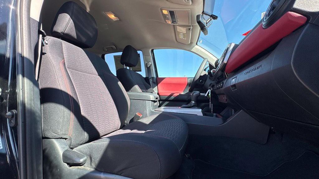 2017 Toyota Tacoma SR5 / 4X4 / ONE OWNER V6