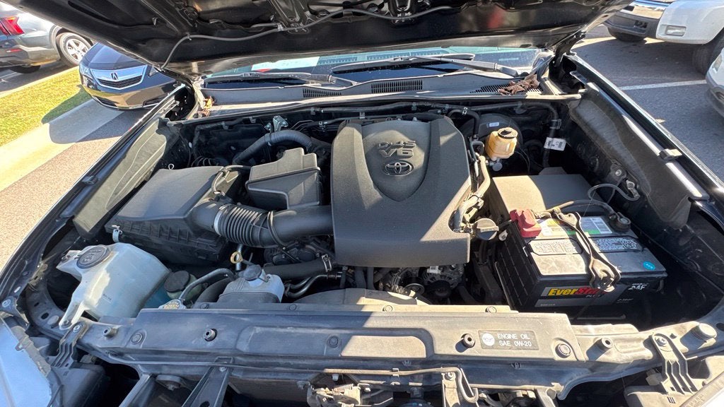 2017 Toyota Tacoma SR5 / 4X4 / ONE OWNER V6