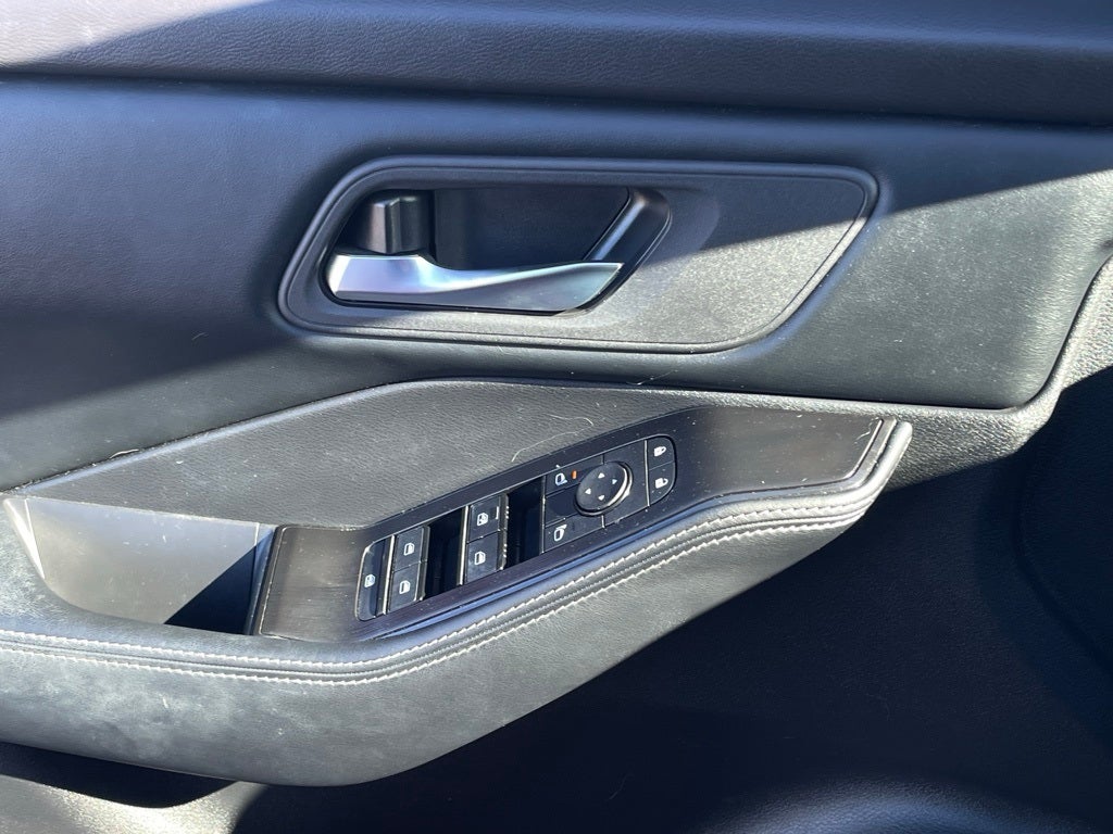 2025 Nissan Rogue SV AWD / ONE OWNER / POWER DRIVERS SEAT