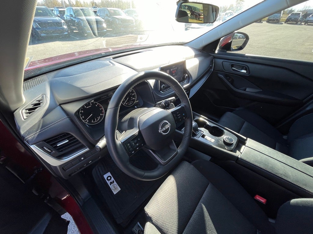 2025 Nissan Rogue SV AWD / ONE OWNER / POWER DRIVERS SEAT