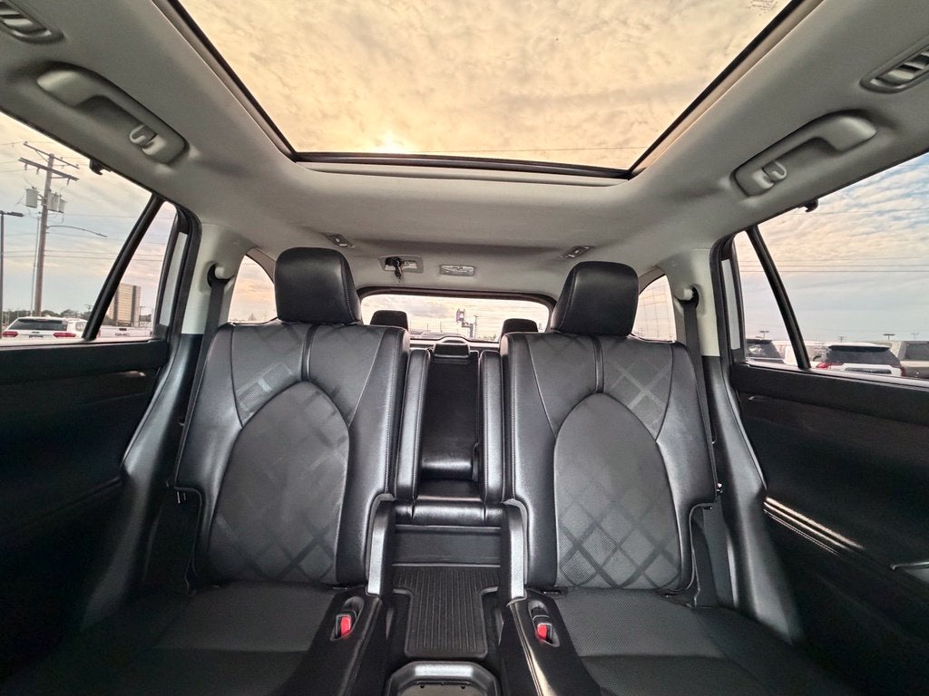 2022 Toyota Highlander Platinum *Platinum Pkg/Pano Roof/Pano View Mirrors