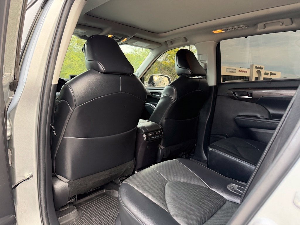 2022 Toyota Highlander Platinum *Platinum Pkg/Pano Roof/Pano View Mirrors