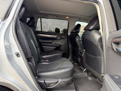 2022 Toyota Highlander Platinum *Platinum Pkg/Pano Roof/Pano View Mirrors
