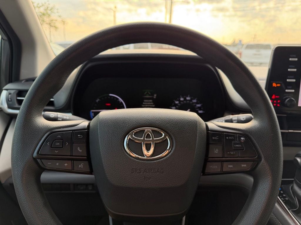 2022 Toyota Sienna LE 8 Passenger