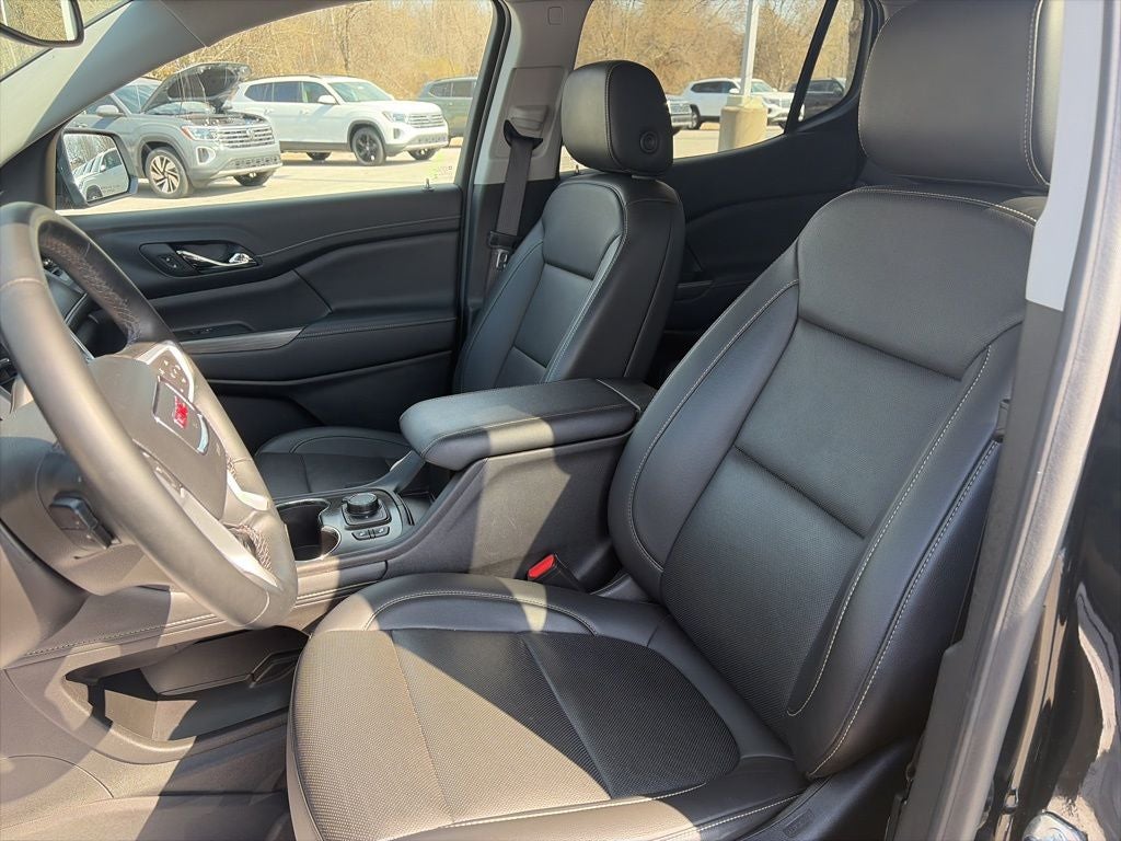 2023 GMC Acadia SLT CLEAN CARFAX LOW MILES!!