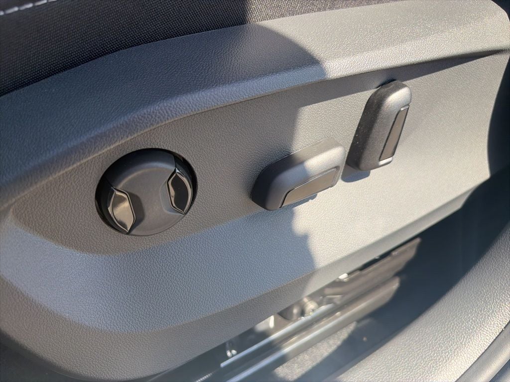 2026 Volkswagen Taos 1.5T SE Black