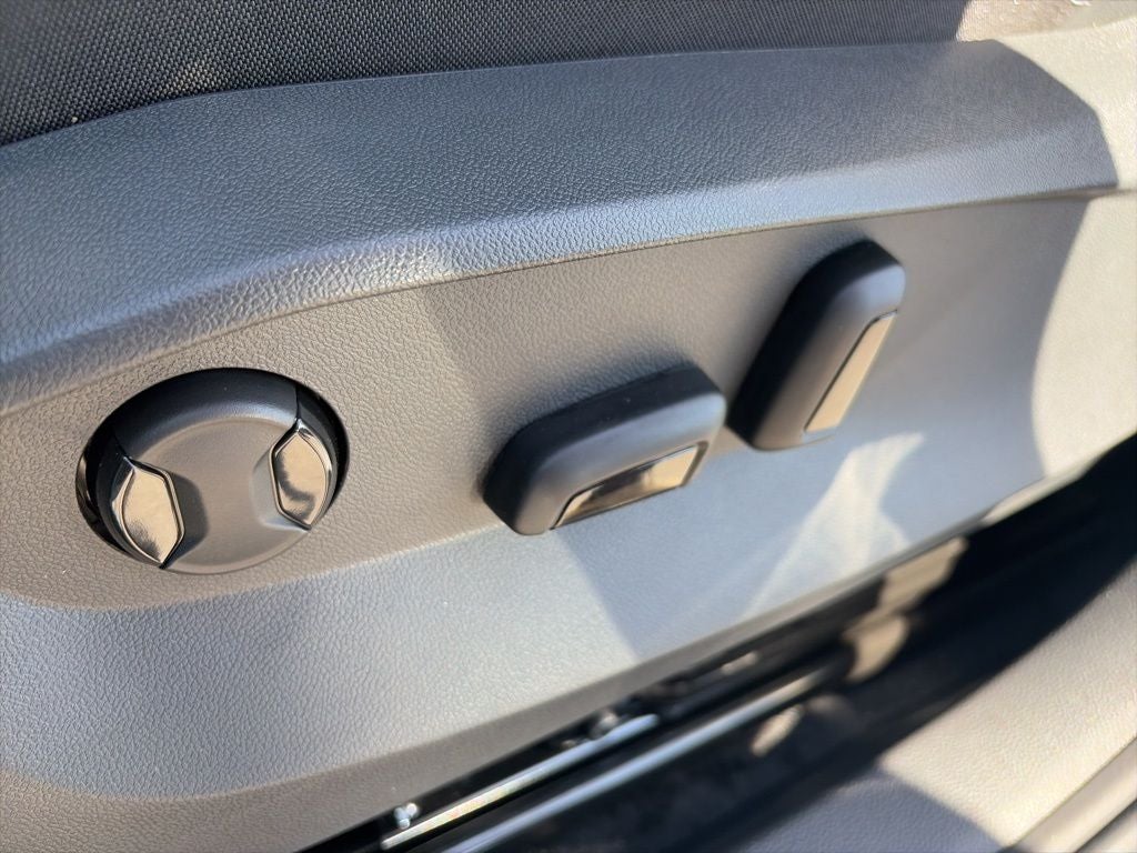 2026 Volkswagen Taos 1.5T SE Black